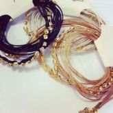Pulseiras de corda com strass.