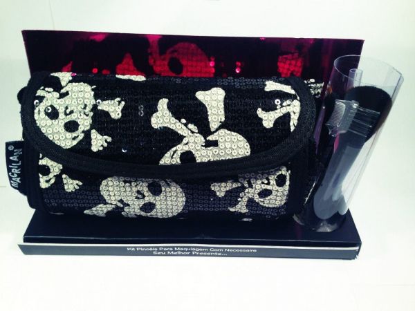 Kit necessaire e pincéis.