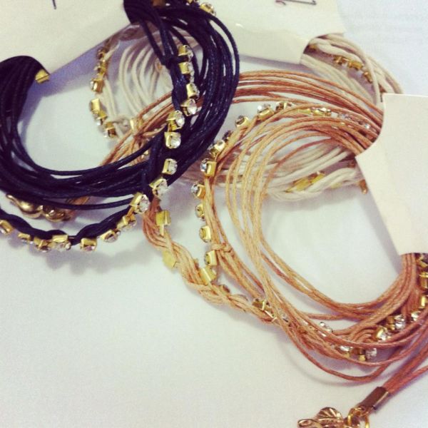 Pulseiras de corda com strass.